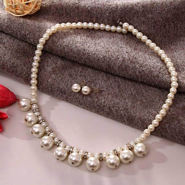 pearl necklace with pearl stud earrings
